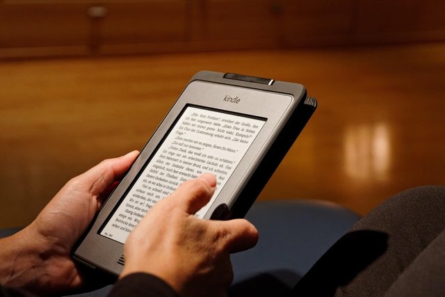 Czytnik ebooków Kindle z reklamami – pytania i odpowiedzi. Jak kupić ebook taniej? Wyłączenie reklam w Amazon Kindle